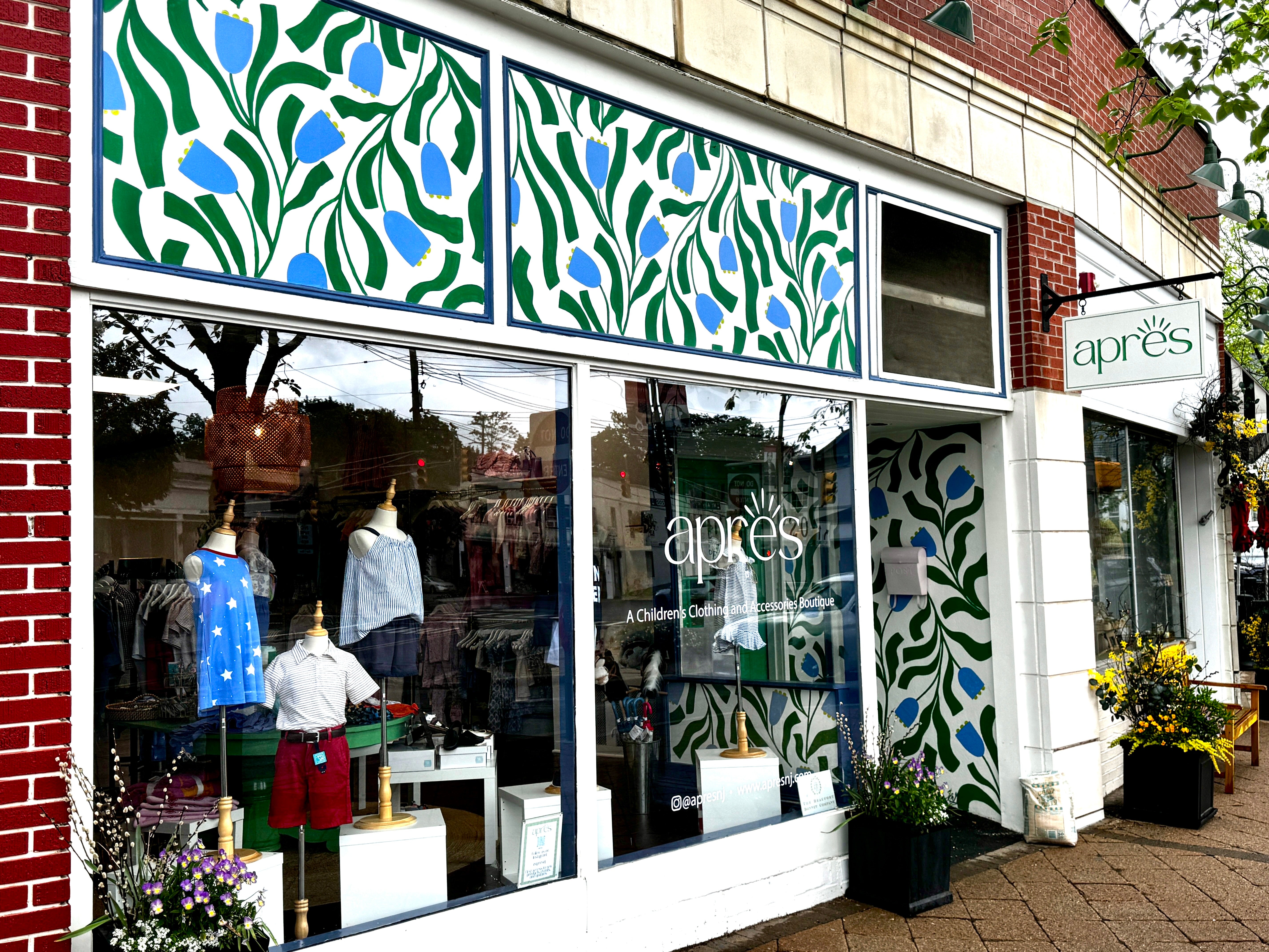 Storefront with decorative glass panels and 'apres' branding