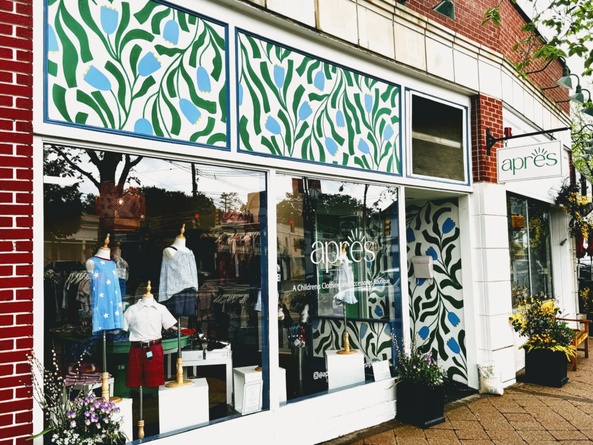 Storefront with 'apres' branding and decorative window display